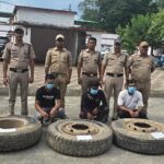 सड़क किनारे खड़ी 10 टायरा गाड़ी के 04 टायर चुरा ले गये अज्ञात चोर ! कालाढूंगी पुलिस की गिरफ्त में आये चोर, चोरी किये गये टायर हुए बरामद !