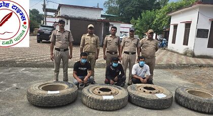 सड़क किनारे खड़ी 10 टायरा गाड़ी के 04 टायर चुरा ले गये अज्ञात चोर ! कालाढूंगी पुलिस की गिरफ्त में आये चोर, चोरी किये गये टायर हुए बरामद !
