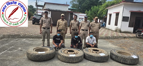 सड़क किनारे खड़ी 10 टायरा गाड़ी के 04 टायर चुरा ले गये अज्ञात चोर ! कालाढूंगी पुलिस की गिरफ्त में आये चोर, चोरी किये गये टायर हुए बरामद !