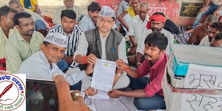 भोगांव श्मशान घाट पर हरिश्चंद्र के नेतृत्व में चल रही भूख हड़ताल समाप्त, ठेका हुआ निरस्त, SDM सदर आशाराम वर्मा ने जूस पिलाकर अनशन तुड़वाया !