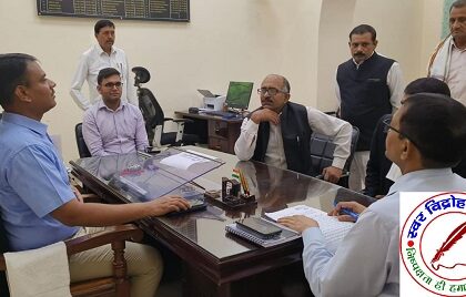 DM वाराणसी ने जनता दर्शन में फरियादियों की सुनी समस्याएं !