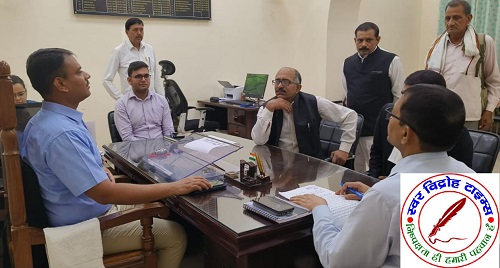 DM वाराणसी ने जनता दर्शन में फरियादियों की सुनी समस्याएं !