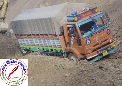 चंपावत टनकपुर पिथौरागढ़ NH एक बार फिर से संतोला के पास हुआ बंद !