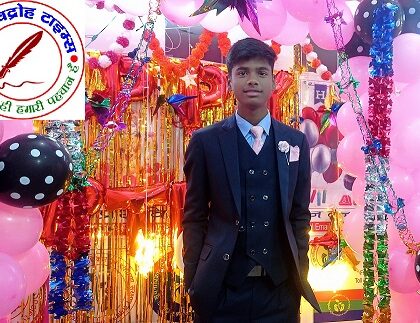 सार्वजानिक रूप से केक काट कर मनाया जन्मदिन !