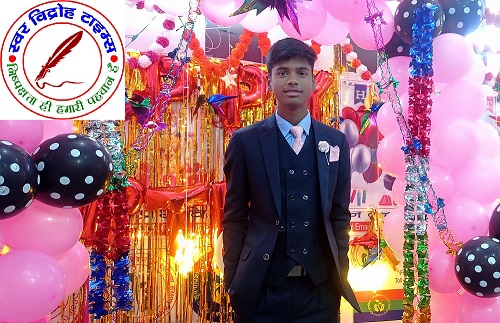 सार्वजानिक रूप से केक काट कर मनाया जन्मदिन !