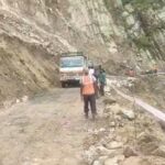 18 वें दिन खुला क्षतिग्रस्त मार्ग ! पिछले कई दिनों से जाम में फंसे बड़े वाहनों को निकाला !