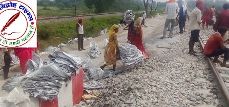 ठेकेदार द्वारा रेलवे पुल पर पढ़ने वाले छात्र-छात्राओं से कराया जा रहा है काम !