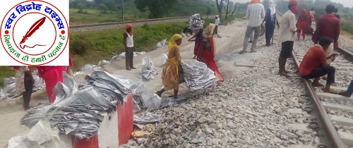 ठेकेदार द्वारा रेलवे पुल पर पढ़ने वाले छात्र-छात्राओं से कराया जा रहा है काम !