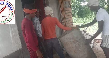 जिन बच्चों के हाथों में होनी चाहिए कॉपी किताब उन्हें हाथों में थमा दिया गया फाड़वा !