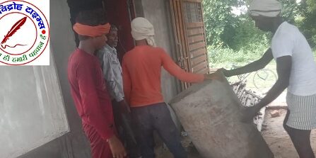 जिन बच्चों के हाथों में होनी चाहिए कॉपी किताब उन्हें हाथों में थमा दिया गया फाड़वा !