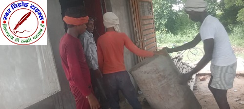 जिन बच्चों के हाथों में होनी चाहिए कॉपी किताब उन्हें हाथों में थमा दिया गया फाड़वा !