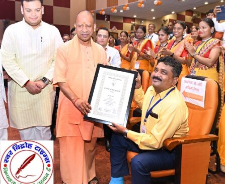 चोटिल शिक्षक को पुरस्कृत करने मंच से उतर गए CM योगी ! गुरुजन के प्रति विरासत में मिली श्रद्धा का दिखा अविस्मरणीय नजारा ! CM की सहजता पर भावुक हो गए अलीगढ़ के शिक्षक मूलचंद, कहा - आजीवन नहीं भूलूंगा इस क्षण को !