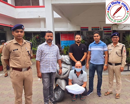 स्कूटी की डिग्गी से कर रहा था चरस की तस्करी, SOG/हल्द्वानी पुलिस की पैनी नज़र में 2.407 किलोग्राम चरस के साथ गिरफ्तार, स्कूटी सीज !