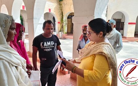 जिलाधिकारी ने कलेक्ट्रेट में फरियादियों की समस्याओं को सुनकर निस्तारण के लिये सम्बन्धित अधिकारियों को दिया निर्देश !