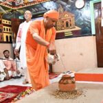 गोरक्षपीठाधीश्वर के सानिध्य में शारदीय नवरात्र का विशेष अनुष्ठान प्रारंभ ! गोरखनाथ मंदिर के शक्तिपीठ में मुख्यमंत्री योगी आदित्यनाथ ने की कलश स्थापना ! मंदिर परिसर में वाद्य यंत्रों की गूंज और जयघोष के बीच पारंपरिक तरीके से निकाली गई कलश शोभायात्रा ! मंदिर के शक्तिपीठ में पहले दिन हुई मां शैलपुत्री की आराधना !