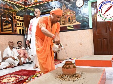 गोरक्षपीठाधीश्वर के सानिध्य में शारदीय नवरात्र का विशेष अनुष्ठान प्रारंभ ! गोरखनाथ मंदिर के शक्तिपीठ में मुख्यमंत्री योगी आदित्यनाथ ने की कलश स्थापना ! मंदिर परिसर में वाद्य यंत्रों की गूंज और जयघोष के बीच पारंपरिक तरीके से निकाली गई कलश शोभायात्रा ! मंदिर के शक्तिपीठ में पहले दिन हुई मां शैलपुत्री की आराधना !