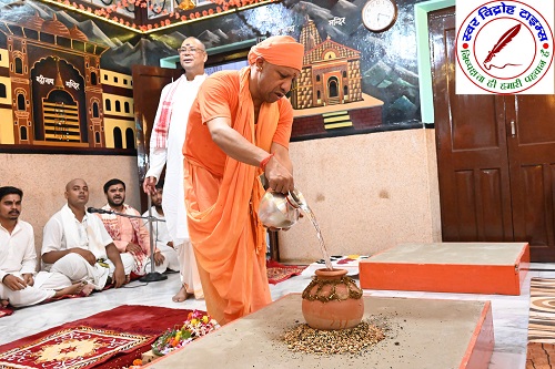 गोरक्षपीठाधीश्वर के सानिध्य में शारदीय नवरात्र का विशेष अनुष्ठान प्रारंभ ! गोरखनाथ मंदिर के शक्तिपीठ में मुख्यमंत्री योगी आदित्यनाथ ने की कलश स्थापना ! मंदिर परिसर में वाद्य यंत्रों की गूंज और जयघोष के बीच पारंपरिक तरीके से निकाली गई कलश शोभायात्रा ! मंदिर के शक्तिपीठ में पहले दिन हुई मां शैलपुत्री की आराधना !