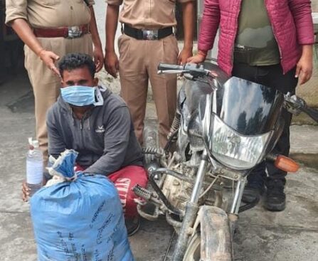 चोरगलिया पुलिस ने मोटरसाइकिल से शराब की तस्करी कर रहे 01 व्यक्ति को 150 पाउच अवैध शराब के साथ किया गिरफ्तार ! नैनीताल पुलिस का नशे पर वार लगातार !
