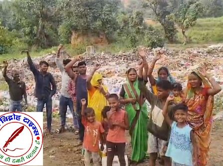 अनपरा नगर पंचायत द्वारा रिहायशी इलाके मे कूड़ा डालने पर मुर्दाबाद के लगे नारे !