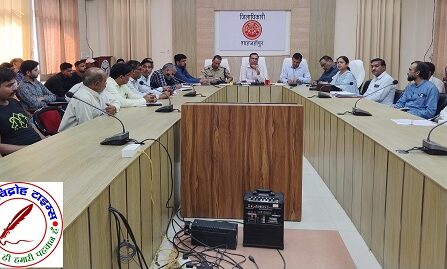 डेयरी मालिको के साथ DM ने की बैठक दिये आवश्यक दिशा निर्देश ! डेयरी संचालकों द्वारा पशुओं को लाने लेजाने का समय निश्चित !