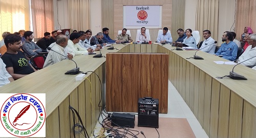 डेयरी मालिको के साथ DM ने की बैठक दिये आवश्यक दिशा निर्देश ! डेयरी संचालकों द्वारा पशुओं को लाने लेजाने का समय निश्चित !