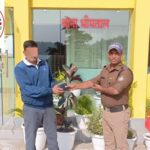 भीमताल पुलिस के जवान ने राहगीर का खोया हुआ पर्स सुपुर्द कर लौटाई चेहरे की मुस्कान !