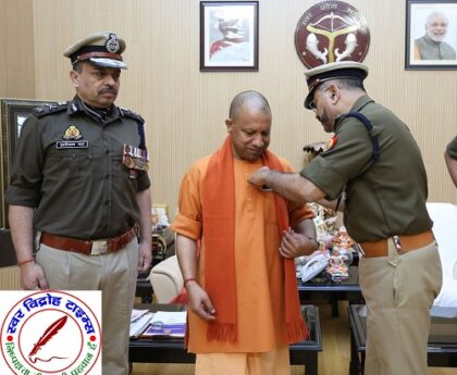 मुख्यमंत्री योगी आदित्यनाथ को उनके सरकारी आवास पर पुलिस झंडा दिवस के अवसर पर फ्लैग लगाते पुलिस महानिदेशक प्रशांत कुमार