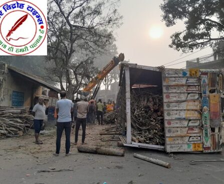 अनियंत्रित होकर पलटा लकड़ी भरा ट्रक !