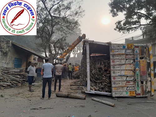 अनियंत्रित होकर पलटा लकड़ी भरा ट्रक !