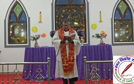 सेंट मार्क चर्च स्टर्नपुर पादरी बाजार में कैंडल लाइट सर्विस का हुआ आयोजन !