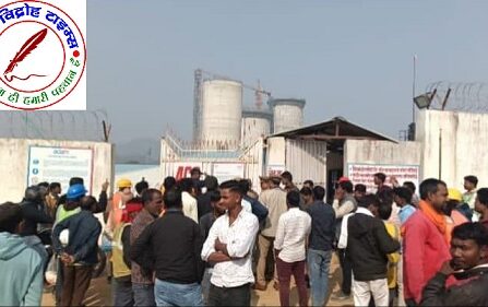 वादा खिलाफी का आरोप लगाकर महिलाओं ने निर्माणाधीन सीमेंट कंपनी गेट दिया धरना ! गेट से घंटो कर्मचारियों का आने जाने रहा बंद !