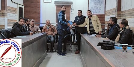 मोहम्मदी नगरपालिका के सभागार में ऐप्जा पत्रकार संगठन की हुई मासिक बैठक संपन्न ! पत्रकार हितों पर हुई चर्चा नव वर्ष पर ऐप्जा पदाधिकारी व सदस्य को तहसील अध्यक्ष अतुल मिश्रा द्वारा भेंट की गई डायरी कलम !