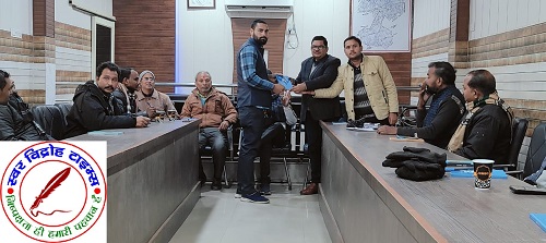 मोहम्मदी नगरपालिका के सभागार में ऐप्जा पत्रकार संगठन की हुई मासिक बैठक संपन्न ! पत्रकार हितों पर हुई चर्चा नव वर्ष पर ऐप्जा पदाधिकारी व सदस्य को तहसील अध्यक्ष अतुल मिश्रा द्वारा भेंट की गई डायरी कलम !