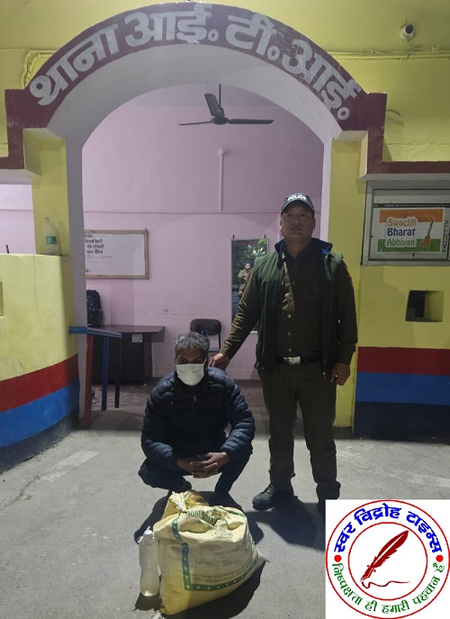 थाना ITI पुलिस द्वारा प्लास्टिक के कट्टे में 74 पाउच लगभग 45 लीटर अवैध कच्ची शराब के साथ अभियुक्त गिरफ्तार !