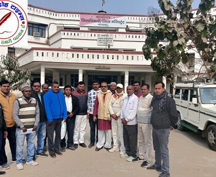 प्रधान द्वारा सफाई कर्मी के पिटाई का मामला, DM से मिले कर्मचारी ! प्रधान के ऊपर गैंगस्टर लगा कर की जाए गिरफ्तारी ! न्याय नहीं मिला तो सड़क पर उतरेंगे सफाई कर्मचारी !