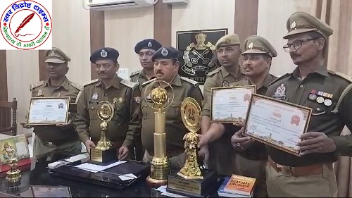 राज्य स्तरीय प्रादेशिक फल शाकभाजी एवं पुष्प प्रदर्शनी में जिला कारागार रहा अव्वल ! पुरस्कार मिलने से अभिभूत हुए जेलर डी. के. पांडेय !