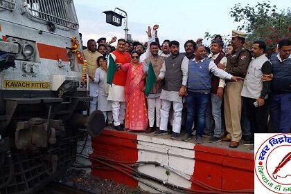 दिल्ली-कानपुर शताब्दी एक्सप्रेस का सांसद सतीश गौतम ने हरी झंडी दिखाकर किया शुभारंभ !