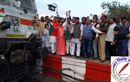 दिल्ली-कानपुर शताब्दी एक्सप्रेस का सांसद सतीश गौतम ने हरी झंडी दिखाकर किया शुभारंभ !