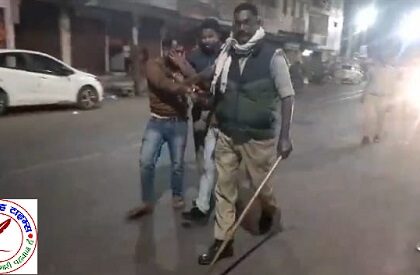 पुलिस ने पत्रकार पर किया लाठी से हमला ! वीडियो वायरल !