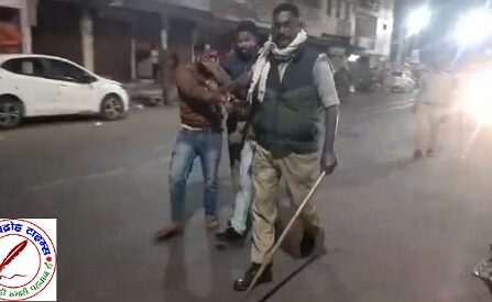 पुलिस ने पत्रकार पर किया लाठी से हमला ! वीडियो वायरल !