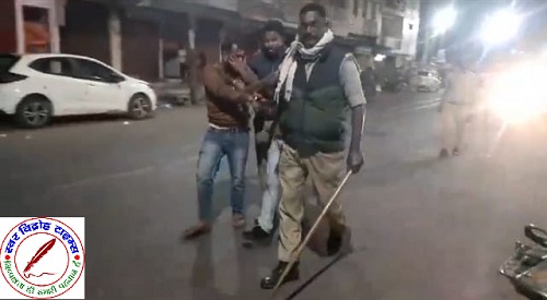 पुलिस ने पत्रकार पर किया लाठी से हमला ! वीडियो वायरल !