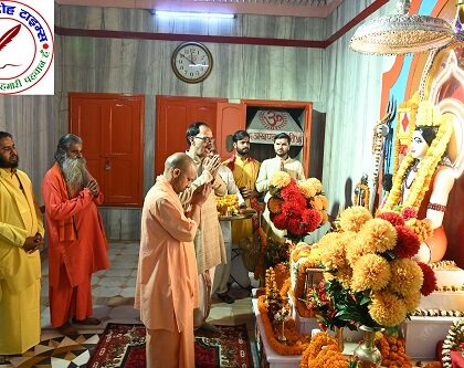 मुख्यमंत्री योगी आदित्यनाथ पहुंचे गोरखनाथ मंदिर, गुरुओं की समाधि पर की पूजा अर्चना !