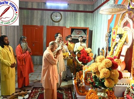 मुख्यमंत्री योगी आदित्यनाथ पहुंचे गोरखनाथ मंदिर, गुरुओं की समाधि पर की पूजा अर्चना !