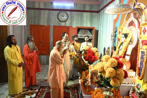 मुख्यमंत्री योगी आदित्यनाथ पहुंचे गोरखनाथ मंदिर, गुरुओं की समाधि पर की पूजा अर्चना !