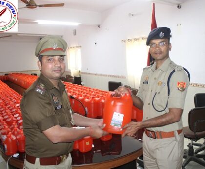 SP द्वारा संगम प्रयागराज का पवित्र जल सम्भ्रान्त व्यक्तियों एवं पुलिस बल को वितरित किया गया !