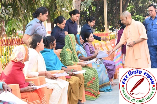CM योगी ने जनता दर्शन में आये हुए फरियादियो की सुनी समस्याएं !