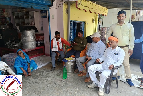बहदुरी बाजार मेन रोड पर एक जर्जर आम का पेड़ वन विभाग द्वारा कटवाया गया !
