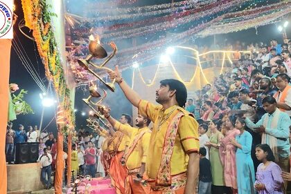 नवरात्र के नौवे दिन महा गंगा आरती में मुख्य अतिथि के रूप में शामिल हुई जिलाधिकारी प्रियंका निरंजन !