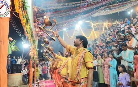 नवरात्र के नौवे दिन महा गंगा आरती में मुख्य अतिथि के रूप में शामिल हुई जिलाधिकारी प्रियंका निरंजन !