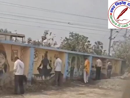 गोरखपुर रेलवे स्टेशन की दीवार पर देवी-देवताओं के चित्र, लोग कर रहे हैं खुलेआम पेशाब, सोशल मीडिया पर वीडियो वायरल !